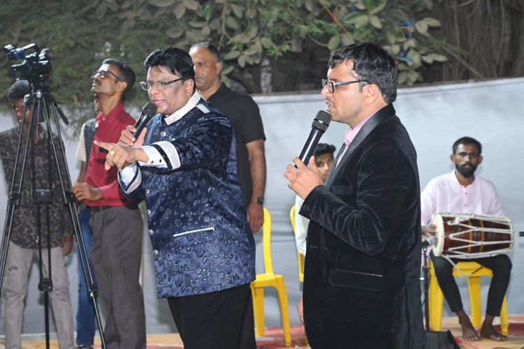 On January 13 and 14, 2024, thousands gathered for Grace Ministry's two-day prayer meeting at Sion on the Mumbai grounds. The two-day prayer assembly drew attendees from around Mumbai in Koliwada, Dharavi.